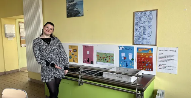 photo  noémie bobet à la cantine de tuffé, devant les bacs de tri sélectifs mis en place pour les enfants.  &copy;  le maine libre 