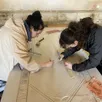 photo  chloé et inès, étudiantes en deuxième année de master patrimoine et développement local à l’université du mans (sarthe), travaillent sur les finitions de la pierre tombale. 