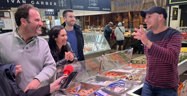 photo  le candidat lr de la droite et du centre foulques chombart de lauwe, accompagné de sarah el haïry, numéro deux sur sa liste, est allé rencontrer clients et commerçants de talensac.  &copy;  ouest-france 