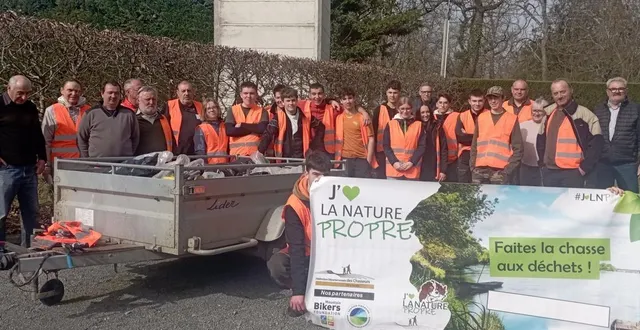 photo  l’équipe de collectes, composée de lycéens, chasseurs, habitants, randonneurs et pêcheurs.  &copy;  ouest-france 