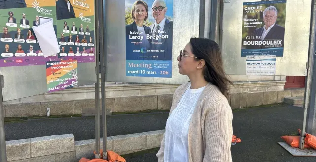 photo  cholet, boulevard gustave-richard, mardi 18 mars. au deuxième tour des élections municipales, les choletais auront le choix entre franck loiseau, isabelle leroy et gilles bourdouleix (ici, de gauche à droite). en attendant, que disent leurs affiches ?  &copy;  co - freddy reigner 