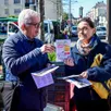 photo  fanny blin, colistière de marietta karamanli (divers gauche), distribue des gazettes de campagne sur le marché des maillets, mardi 17 mars 2026. 