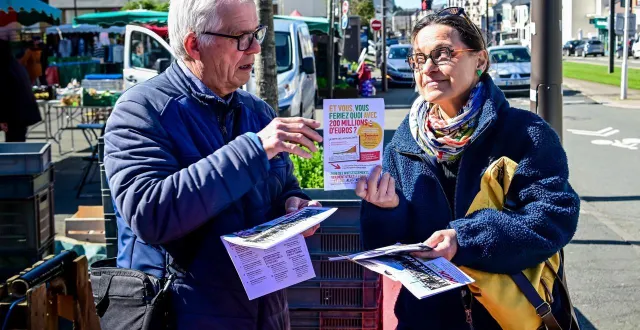 photo  fanny blin, colistière de marietta karamanli (divers gauche), distribue des gazettes de campagne sur le marché des maillets, mardi 17 mars 2026.  &copy;  le maine libre - yvon loué 