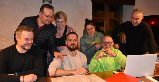 photo  dernière ligne droite pour l’équipe qui recueille désormais les inscriptions pour le repas.  &copy;  le maine libre 