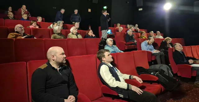 photo  au premier rang, clément jodocius, directeur du cinémoviking, et bastien marie, président de back to the bobine. debout dans l’escalier, dominique briand, coprésident de l’écume des films.  &copy;  ouest-france 