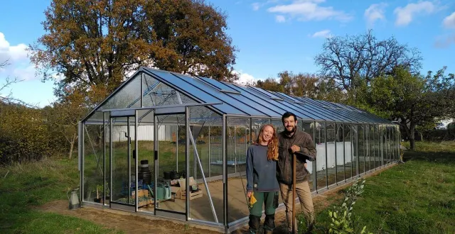 photo  fanny paolucci et gurvan verrier viennent de créer leur pépinière bio le jardin des mardelles  &copy;  ouest-france 