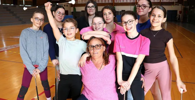 photo  la présidente du twirling club sabolien, isabelle chatelain, entourée par une partie des jeunes pratiquants qualifiés pour le championnat national disputé à sablé-sur-sarthe les 10 et 11 avril 2026.  &copy;  ouest-france 