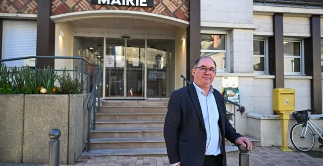 photo  doué-en-anjou, mercredi 18 mars 2026. le nouveau maire de doué-en-anjou prend (timidement) la pose devant l’hôtel de ville. il sera officiellement intronisé samedi matin par le conseil municipal.  &copy;  co - josselin clair 