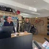 photo  dans le local qu’il vient de rénover et de réaménager, philippe le guern, à gauche, avec matthieu combes, le technicien vélo nouvellement embauché pour tenir le magasin. 