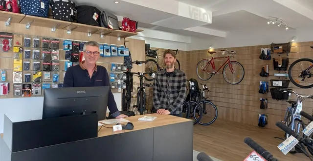 photo  dans le local qu’il vient de rénover et de réaménager, philippe le guern, à gauche, avec matthieu combes, le technicien vélo nouvellement embauché pour tenir le magasin.  &copy;  ouest-france 