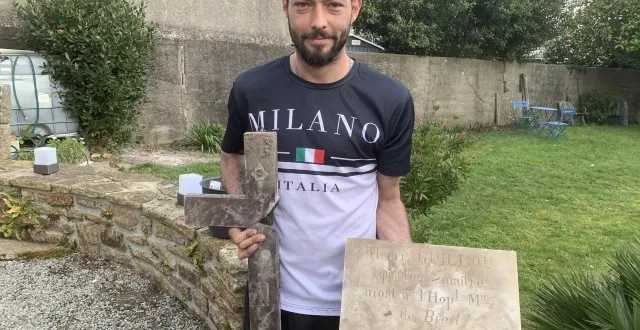 photo  romuald et les trésors retrouvés dans le vide sanitaire chez ses parents, à trégunc (finistère).  &copy;  ouest-france 