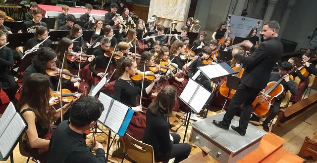 photo  des tonnerres d’applaudissements, samedi soir, dans l’église de longué ont ponctué le concert de l’ensemble instrumental olda du lycée david-d’angers, sous la direction de tony jouaneau.  &copy;  co 