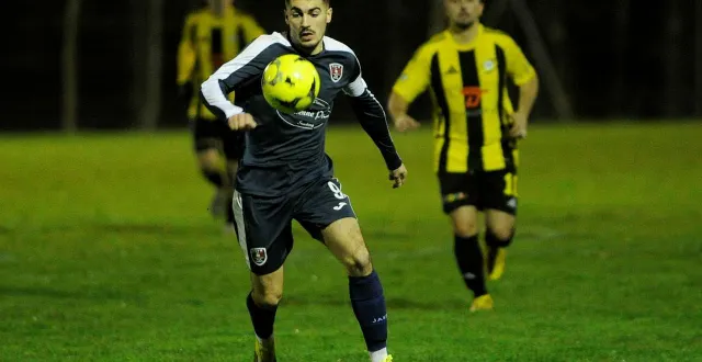 photo  melle, le 28 février. capitaine et avant-centre, thomas bevin n’avait pu empêcher la défaite des siens dans le derby (0-1).  &copy;  co - christophe bernard 