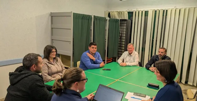 photo  les membres de la nouvelle association « à vous de joué » réunis pour organiser la prochaine édition de la fête de joué-l’abbé.  &copy;  le maine libre 