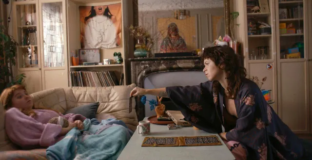 photo  liv henneguier (louise) et claire bretheau (charlie) dans 