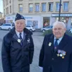 photo  ce jeudi 19 mars 2026, sur la place du général-de-gaulle d’alençon (orne), lucien barbé, 86 ans et claude duhéron, 88 ans, ont tous les deux reçu une médaille pour récompenser leur service rendu comme porte-drapeaux. 