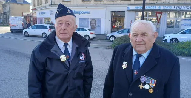 photo  ce jeudi 19 mars 2026, sur la place du général-de-gaulle d’alençon (orne), lucien barbé, 86 ans et claude duhéron, 88 ans, ont tous les deux reçu une médaille pour récompenser leur service rendu comme porte-drapeaux.  &copy;  ouest-france 
