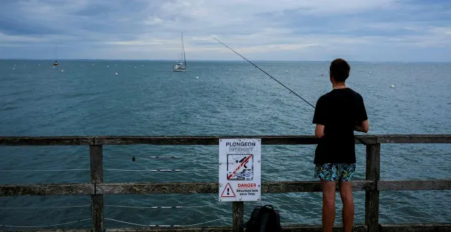 photo  « si un million de pêcheurs capturent cent maquereaux par an, le bilan global dépasse les 30 000 tonnes sur la balance ! » ici, un pêcheur à la ligne sur l’île de noirmoutier
(vendée). photo d’illustration.  &copy;  martin roche / ouest-france 