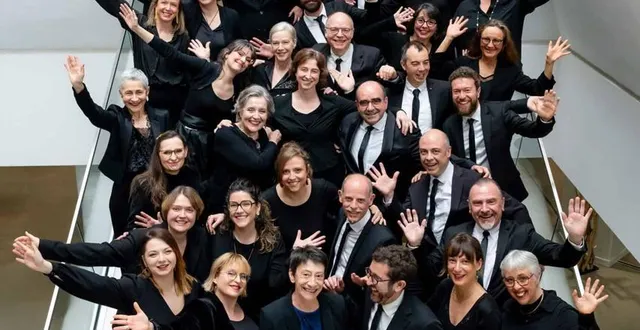 photo  le choeur de l’onpl avec sa cheffe valérie fayet (en bas haut bleu).  &copy;  photo sébastien godard 