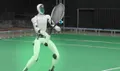 photo  le robot humanoïde développé par la société chinoise galbot. l’engin est capable d’effectuer des échanges de balles de tennis. 