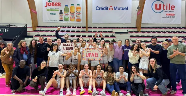 photo  la joie des joueuses de l’uf angers après leur qualification pour les demi-finales.  &copy;  ufab 