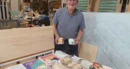 actu cin&eacute;ma  dominique morelli devant sa collection de 5 000 tickets de cinéma. 