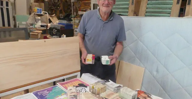 photo  dominique morelli devant sa collection de 5 000 tickets de cinéma.  &copy;  ouest-france 