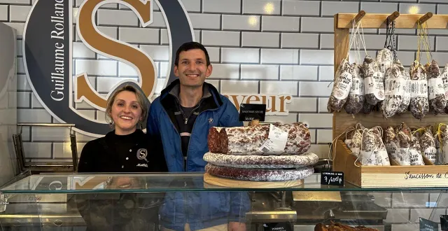 photo  mathilde pitel et guillaume roland dans la boucherie-epicerie du bourg-saint-léonard.  &copy;  ouest-france 