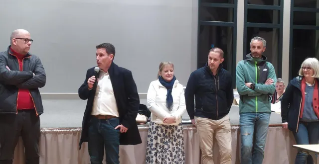 photo  stéphane jeannneteau lors de sa prise de parole après l’annonce des résultats. de gauche à droite : marc berjon, stéphane jeanneteau, monique greffier, mathieu chastrey, christophe daniel et annabelle gautier.  &copy;  ouest-france. 