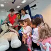photo angers, faculté de santé, le 19 mars 2026. dans l’ambulance de la croix rouge, les enfants ont assisté à la prise en charge d’un nounours présentant des difficultés respiratoires.