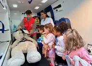photo  angers, faculté de santé, le 19 mars 2026. dans l’ambulance de la croix rouge, les enfants ont assisté à la prise en charge d’un nounours présentant des difficultés respiratoires. 