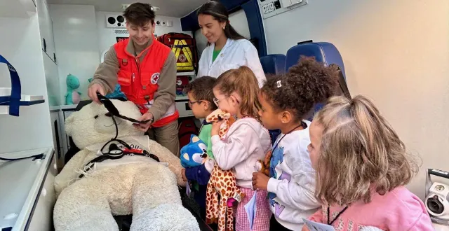 photo  angers, faculté de santé, le 19 mars 2026. dans l’ambulance de la croix rouge, les enfants ont assisté à la prise en charge d’un nounours présentant des difficultés respiratoires.  &copy;  co 