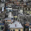 photo dans les favelas de rio de janeiro, les touristes payent pour des vidéos faites au drone.