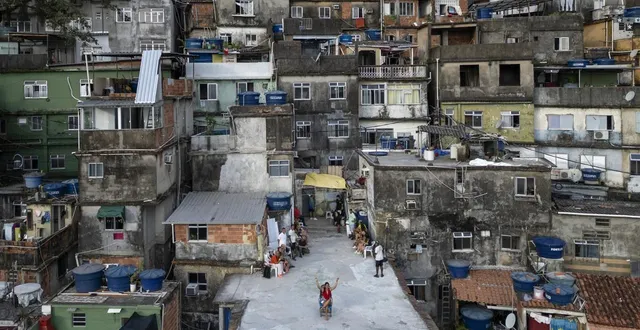photo  dans les favelas de rio de janeiro, les touristes payent pour des vidéos faites au drone.  &copy;  afp 