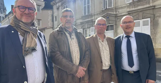 photo  maires ruraux, quatre des vice-présidents de la communauté de communes du pays fléchois (sarthe) appellent les électeurs de la flèche (sarthe) à se mobiliser pour un front républicain, dimanche 22 mars 2026, pour le second tour des élections municipales.  &copy;  ouest-france 