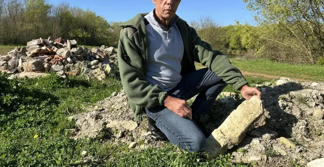 photo  propriétaire d’un joli terrain près de niort, à prahecq, alain ludosky est agacé par les dépôts sauvages sur son terrain. ces gravats ont été abandonnés au cours de ce mois de mars 2026.  &copy;  co - jordan guerin-morin 