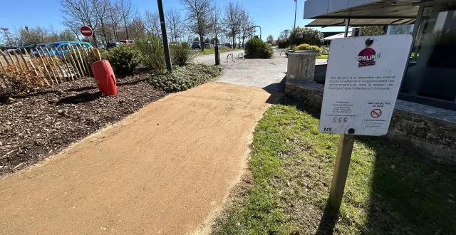 photo  piégeuse, l’allée qui dessert bocapole et les établissements annexes a été sécurisée ce mercredi 18 mars 2026.  &copy;  co-fabien gouault 