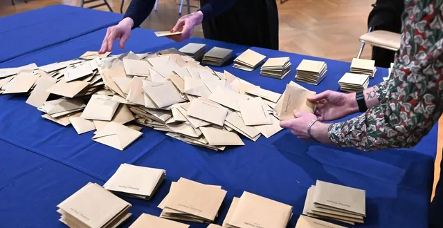 photo  49 petites communes revoteront le dimanche 22 mars pour départager deux listes arrivées à égalité parfaite le 15 mars. photo d’illustration du dépouillement à angers (maine-et-loire) le 15 mars 2026.  &copy;  photo jérôme fouquet/ouest-france. 