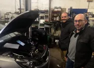 photo  à gauche, théo leriche. il va reprendre le garage tenu par thierry et brigitte vinet à angers (maine-et-loire). 