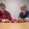 photo  les bénévoles isabelle rousseau et christine vasse présentent la nouveauté de cinénacre : la carte rechargeable. 