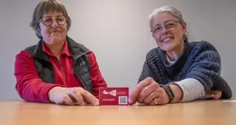 actu cin&eacute;ma  les bénévoles isabelle rousseau et christine vasse présentent la nouveauté de cinénacre : la carte rechargeable. 
