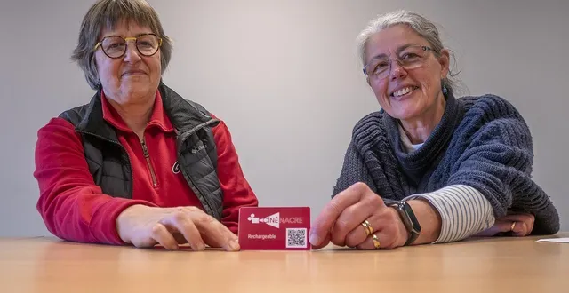photo  les bénévoles isabelle rousseau et christine vasse présentent la nouveauté de cinénacre : la carte rechargeable.  &copy;  ouest-france 
