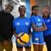 photo  le ballon de volley-ball n’est jamais loin dans la famille d’alain fossi et rose beleng et de leurs enfants, naïs et shanna. 