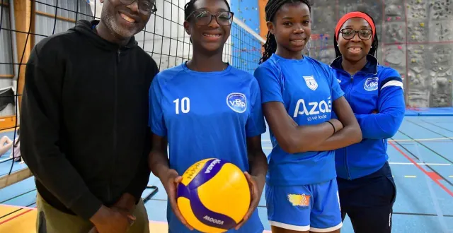 photo  le ballon de volley-ball n’est jamais loin dans la famille d’alain fossi et rose beleng et de leurs enfants, naïs et shanna.  &copy;  co - marie delage 