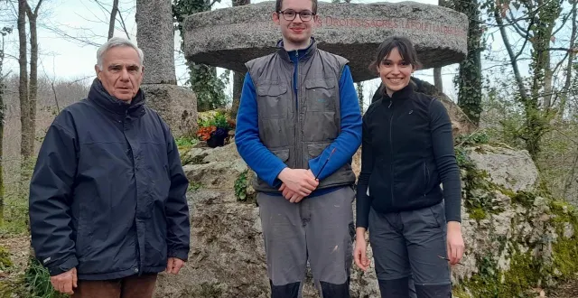 photo  bruno de lassus, propriétaire des lieux, valentin tuzelet et lona michonneau devant le mémorial restauré.  &copy;  co 
