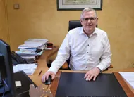 photo  guy barré dans son bureau, prêt pour un deuxième mandat de maire de la séguinière. 