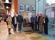 photo  de gauche à droite : patricia maussion (conseillère régionale), bruno thuia (conseiller municipal de chambellay), julien triger (repéreur), david roux (réalisateur), marc rondeau et anthony murphy (propriétaires du manoir du verger) et alexandra brisson (directrice de l’office de tourisme de l’anjou bleu), lors de l’avant-première de « la femme de ». 