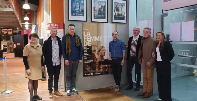 photo  de gauche à droite : patricia maussion (conseillère régionale), bruno thuia (conseiller municipal de chambellay), julien triger (repéreur), david roux (réalisateur), marc rondeau et anthony murphy (propriétaires du manoir du verger) et alexandra brisson (directrice de l’office de tourisme de l’anjou bleu), lors de l’avant-première de « la femme de ».  &copy;  co 