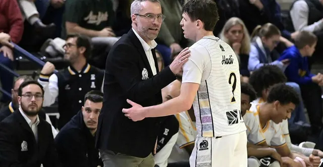 photo  john delay, coach de l’eab, attend une réaction de ses joueurs face à andrézieux, vendredi 20 mars 2026.  &copy;  sébastien aubinaud 