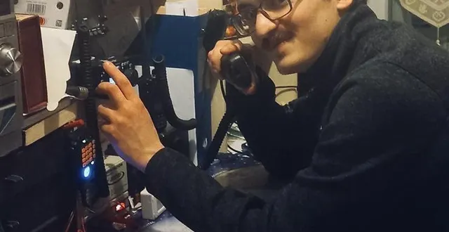 photo  thomas van nieuwenberg, 20 ans et natif de vassy, près de vire (calvados), est passionné par le radioamateurisme.  &copy;  thomas van nieuwenberg 